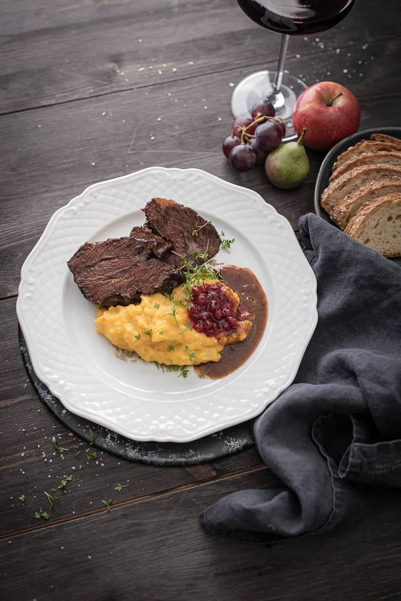 Geschmorte Ochsenbäckchen mit Spätzle auf einem Teller