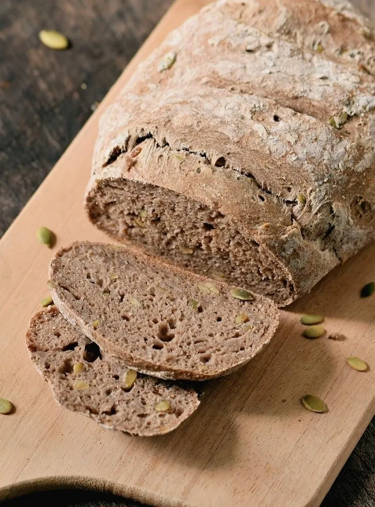 Geschnittenes glutenfreies veganes Brot