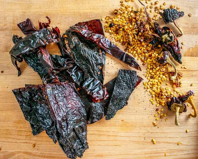 Getrocknete Chilis nach dem Entstielen und Entkernen