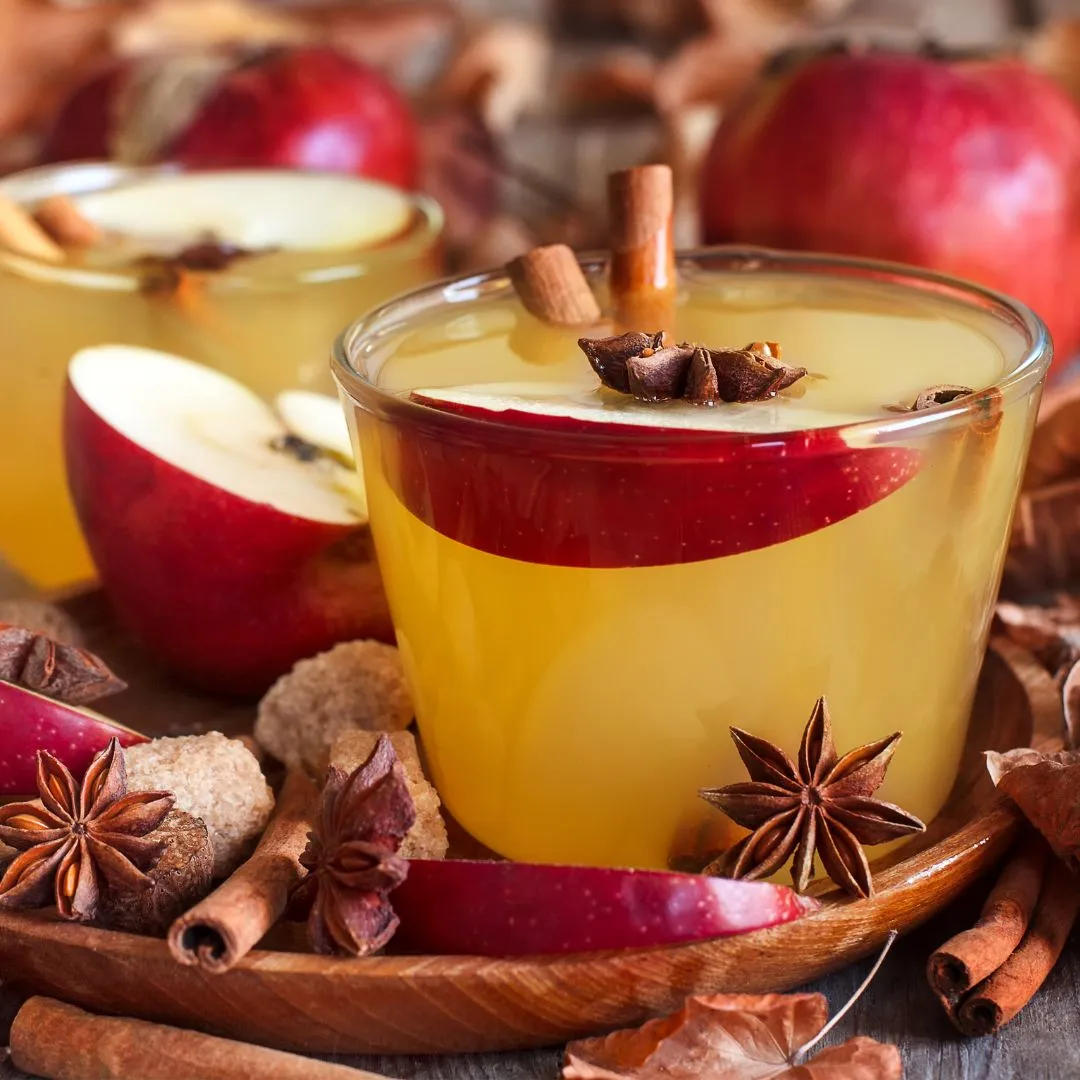 Glühwein mit Apfelsaft und Zimtstange in einem Glas