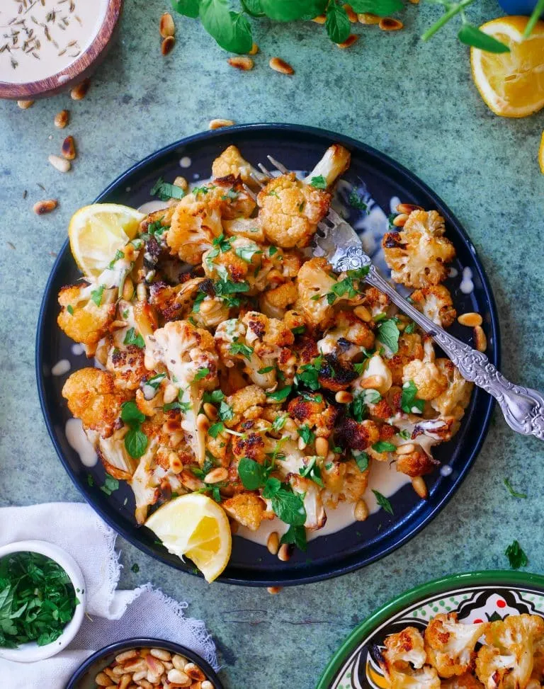Goldbraun gebackener Blumenkohl mit Tahini-Soße