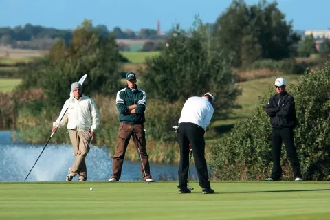 Golfer auf dem anspruchsvollen Golfplatz am Fleesensee