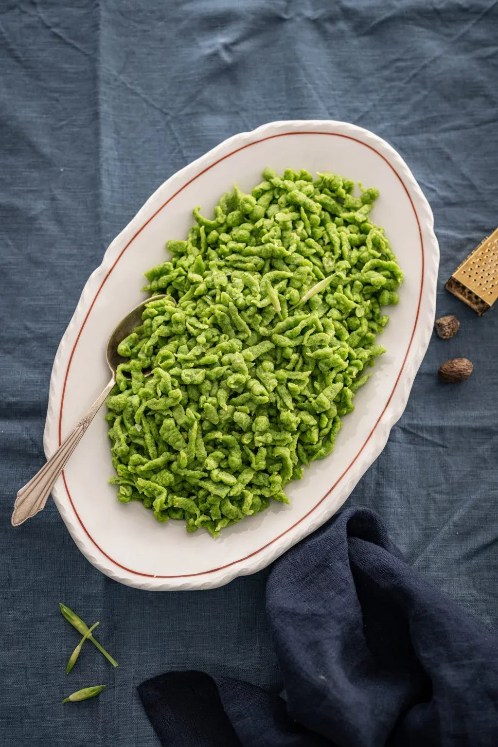 Grüne Bärlauch Knöpfle auf einem Teller