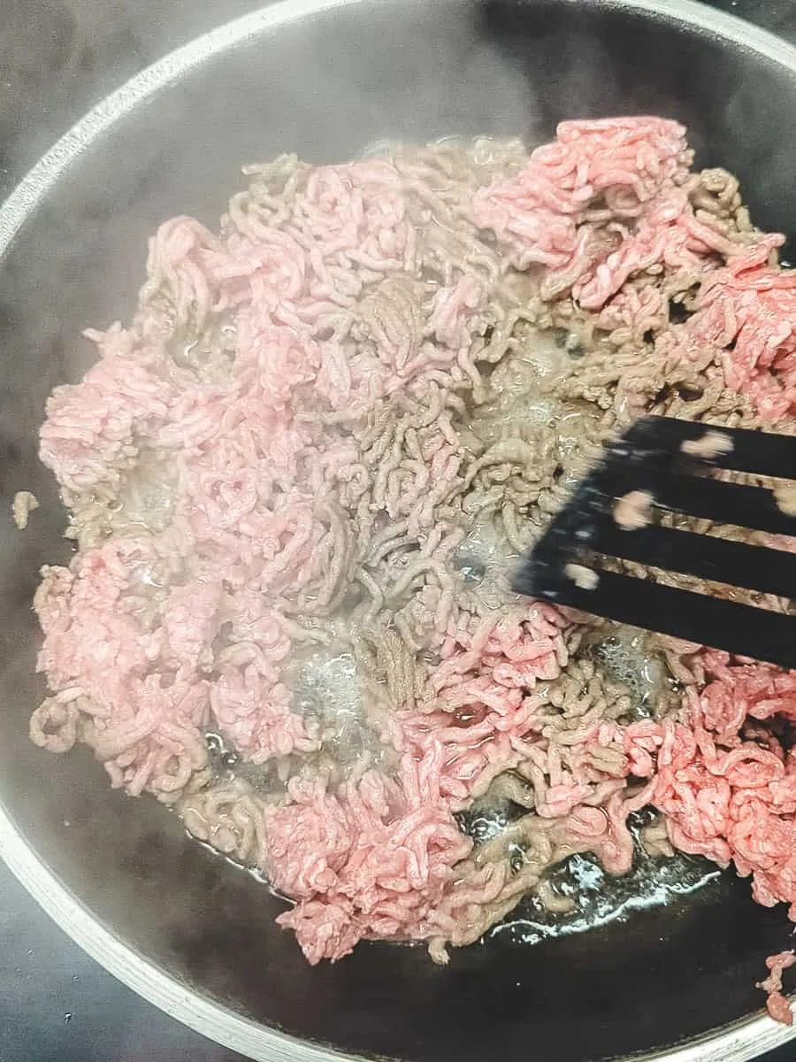 Hackfleisch wird in einer Pfanne angebraten