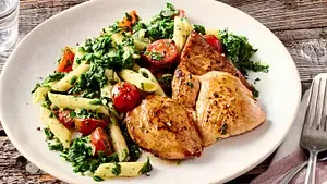 Hähnchenschnitzelchen auf Spinatnudeln