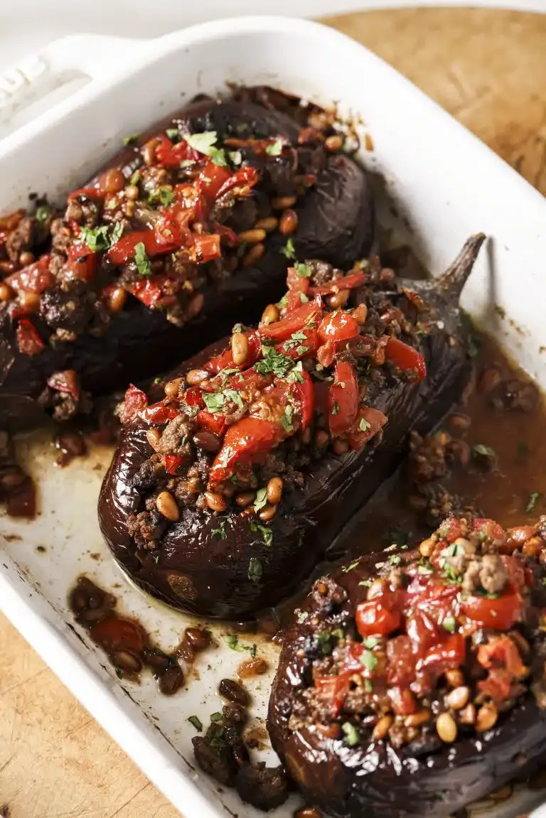 Halbierte gefüllte Aubergine mit Hackfleisch und Pinienkernen