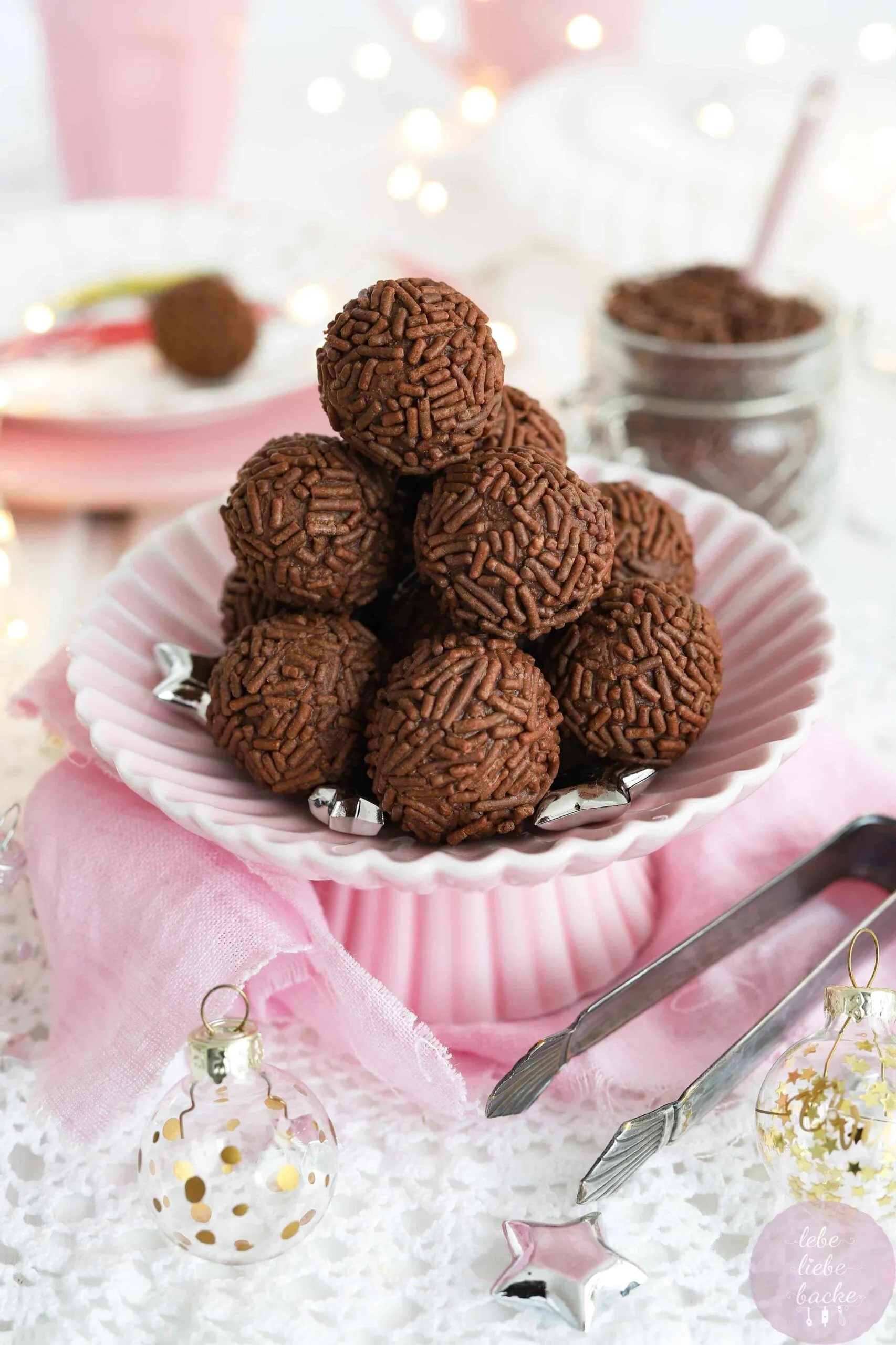 Handgemachte Rumkugeln appetitlich auf einer Platte angerichtet