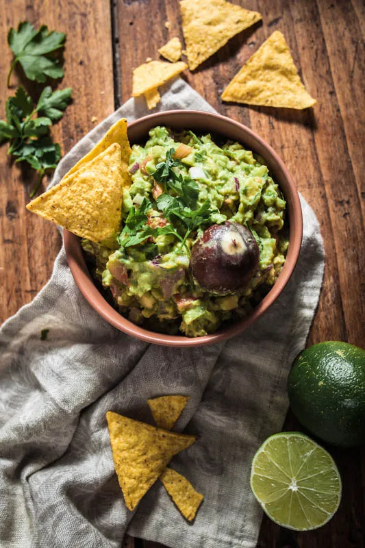 Hausgemachte Guacamole mit Nachos für die mexikanische Party