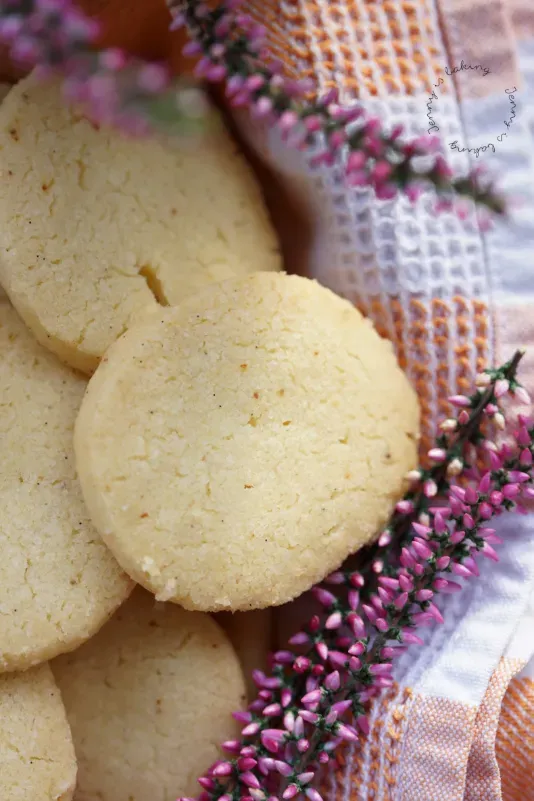 Heidesand Plätzchen, goldbraun gebacken auf einem Teller