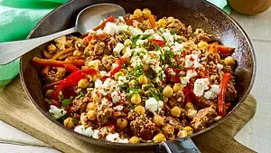 Herzhafte Pfanne mit Hackfleisch, Kichererbsen, Paprika und Schafskäse.