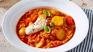 Herzhafter Kartoffel-Paprika-Topf mit Linsen und Tomaten.