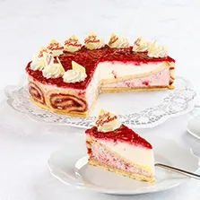 Himbeer-Joghurt-Sahnetorte mit frischen Himbeeren