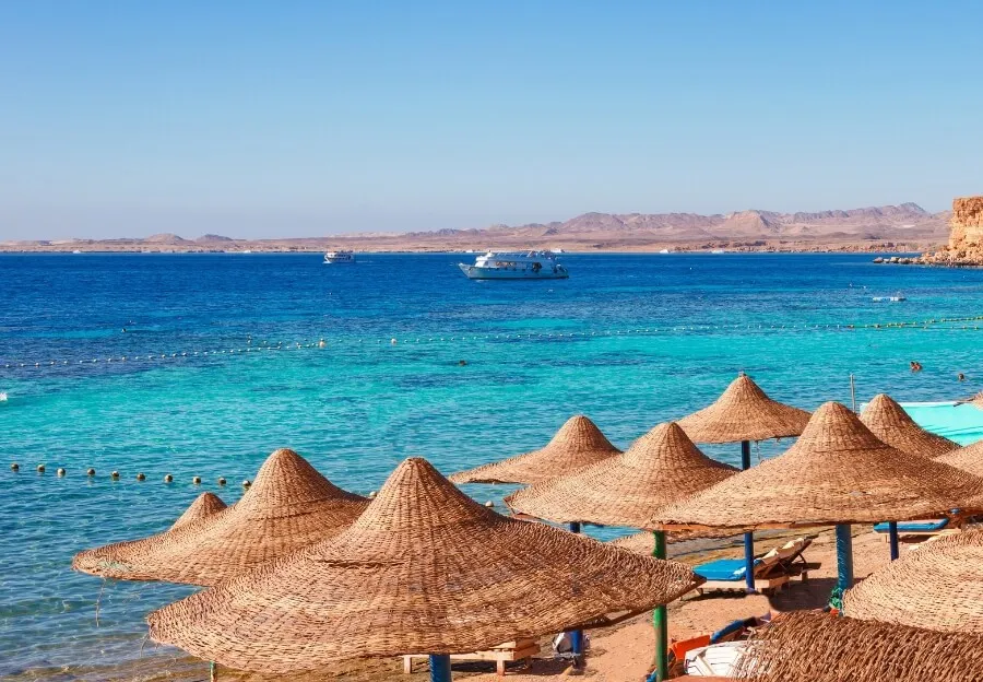 Historische Tempelruinen in Ägypten unter blauem Himmel, ein günstiges Februarreiseziel