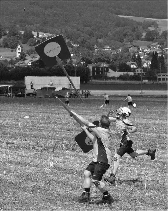 Hornusser fangen den Nouss im Ries mit Schindeln ab