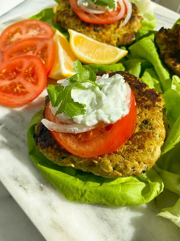 Indische Curry Putenburger für das Meal Prep vorbereitet