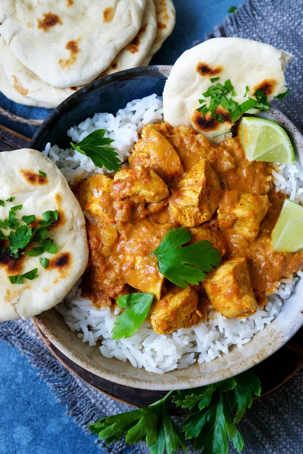 Indisches Hähnchen-Curry serviert mit duftendem Reis und frischem Naan-Brot