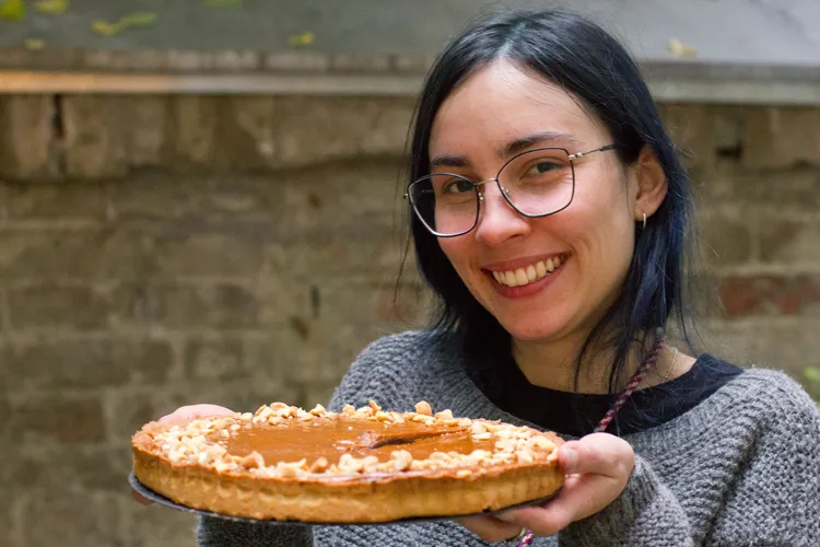Jana mit Cashew-Karamell-Ganache-Tarte