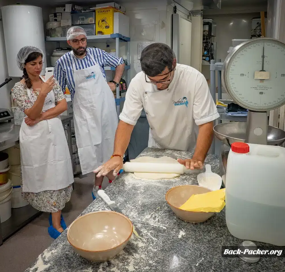 Joao rollt in seiner Backstube Teig aus