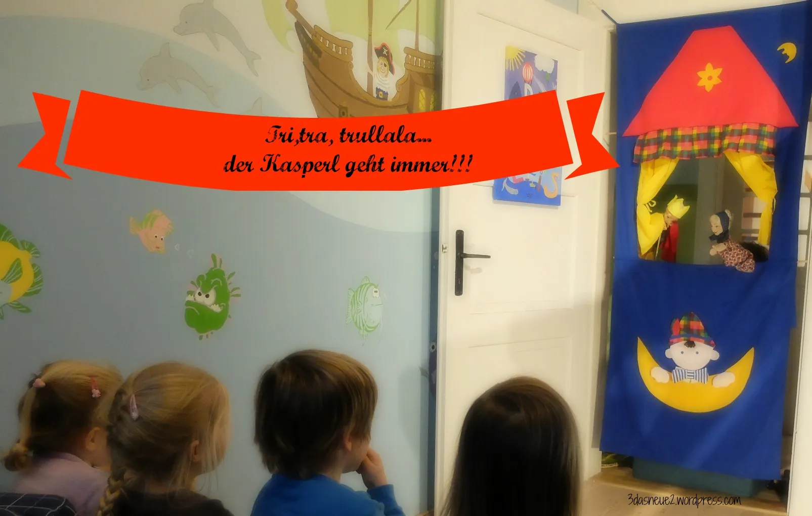 Kasperltheaterbühne, bereit für die Aufführung beim Kindergeburtstag