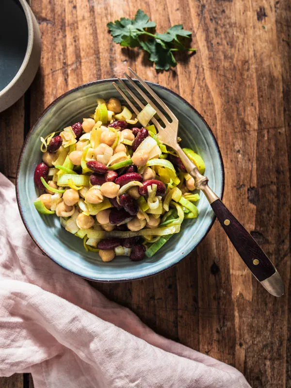 Kichererbsensalat mit Bohnen für mexikanisches Partyessen