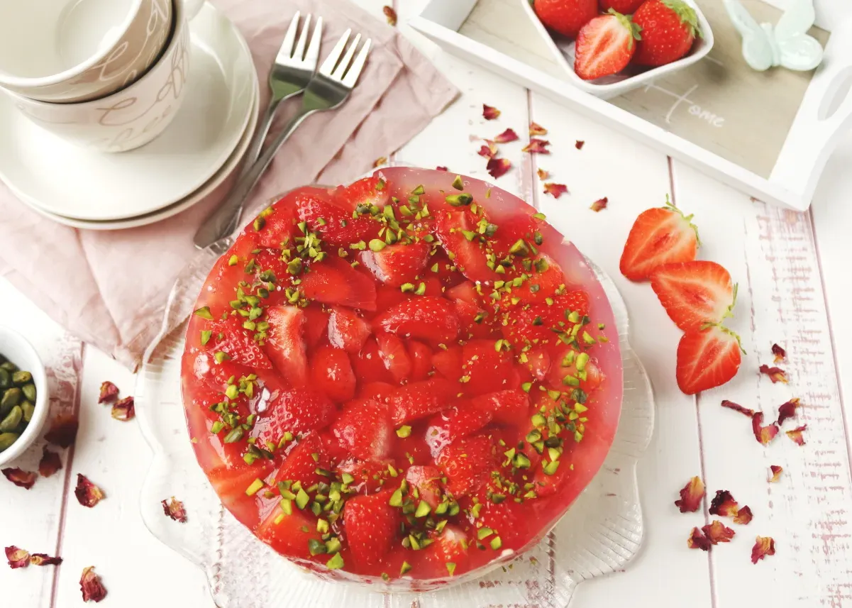 Klassische Erdbeertorte mit Vanillepudding und frischen Erdbeeren