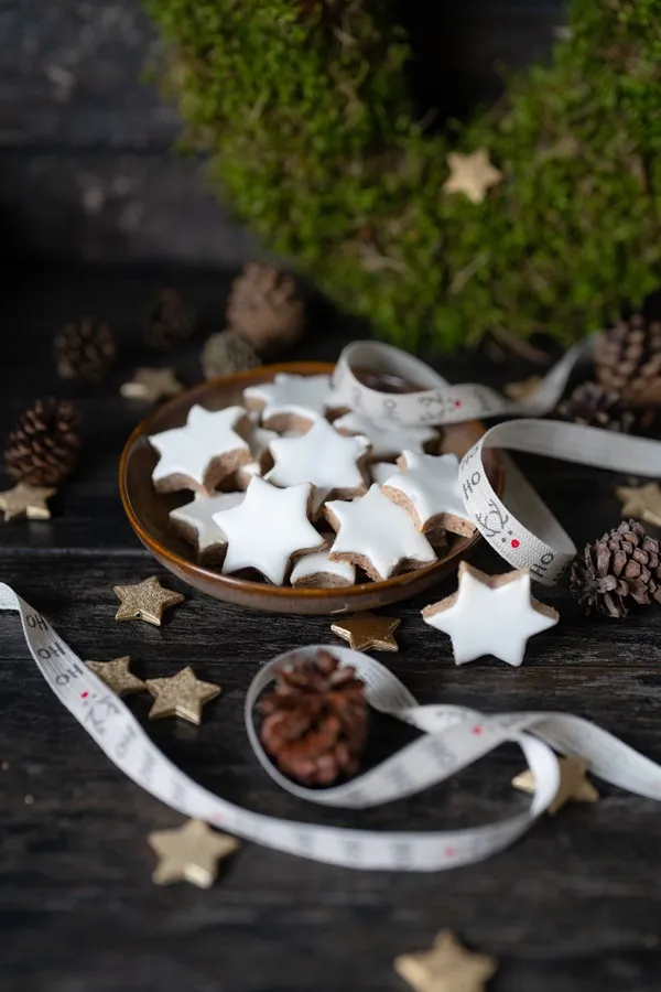 Klassische Zimtsterne, mit Zuckerguss verziert
