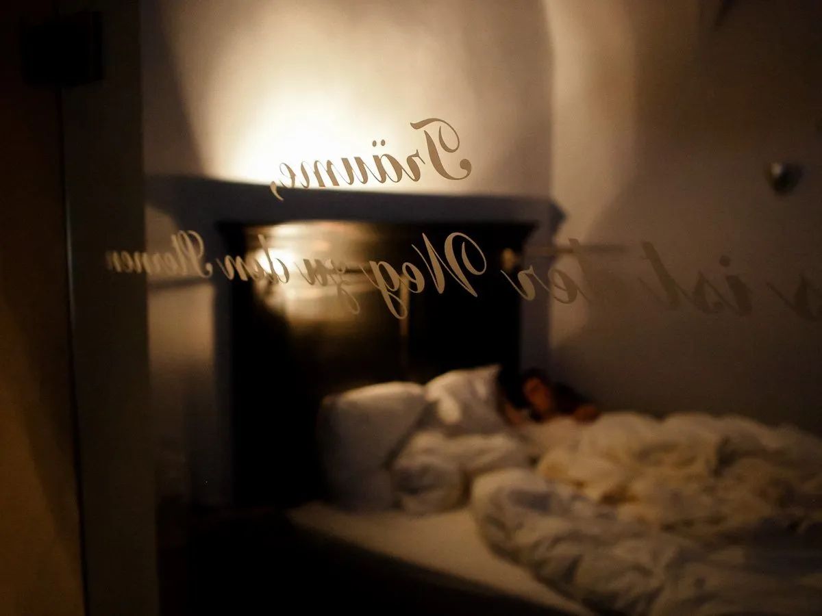 Kleine Details wie eine Lesebrille und ein Buch auf dem Nachttisch