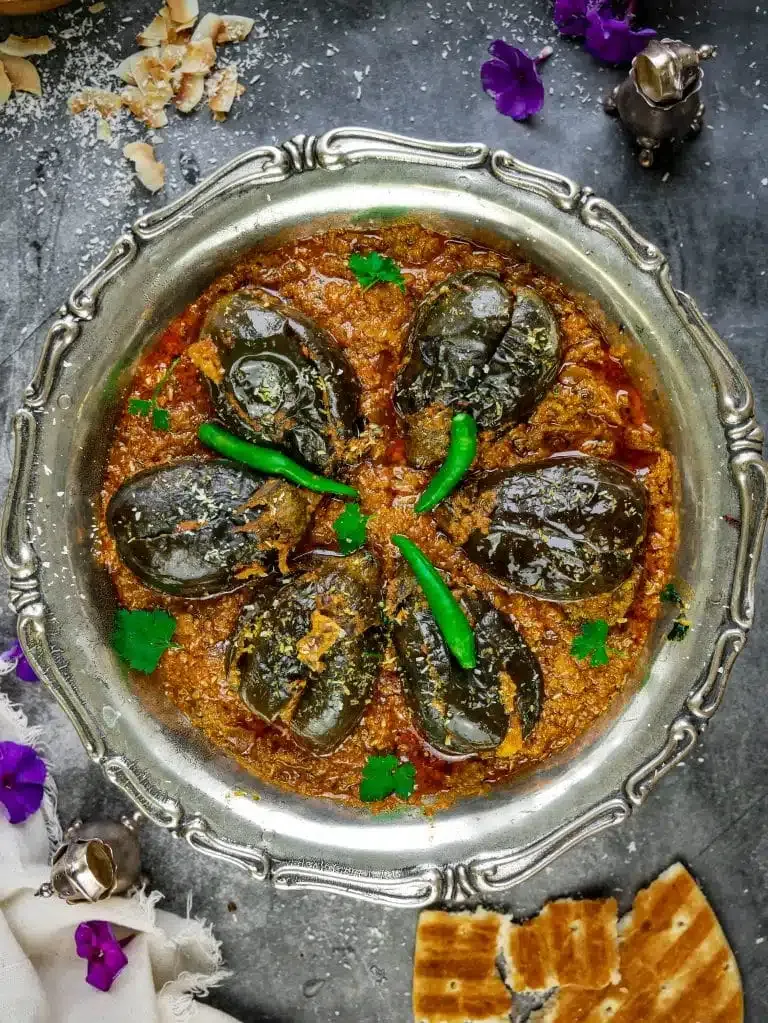 Kleine gefüllte Auberginen in einem würzigen Curry mit Kokos