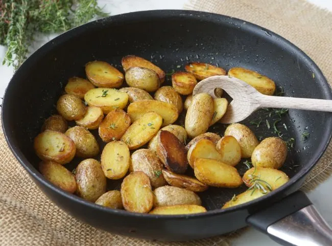 Kleine Kartoffeln in der Pfanne