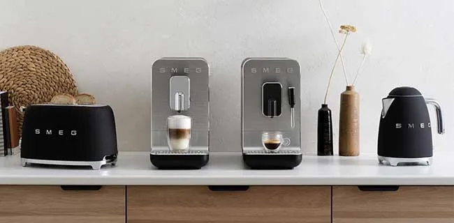 Kollektion von SMEG Küchengeräten wie Wasserkocher und Toaster