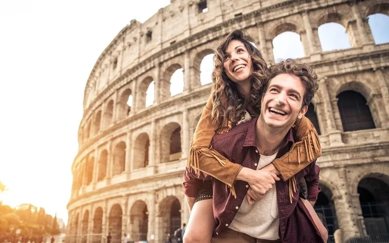 Kolosseum und Forum Romanum bei Sonnenuntergang in Rom