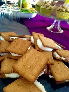 Köstliche S'mores mit geschmolzenem Marshmallow und Schokolade