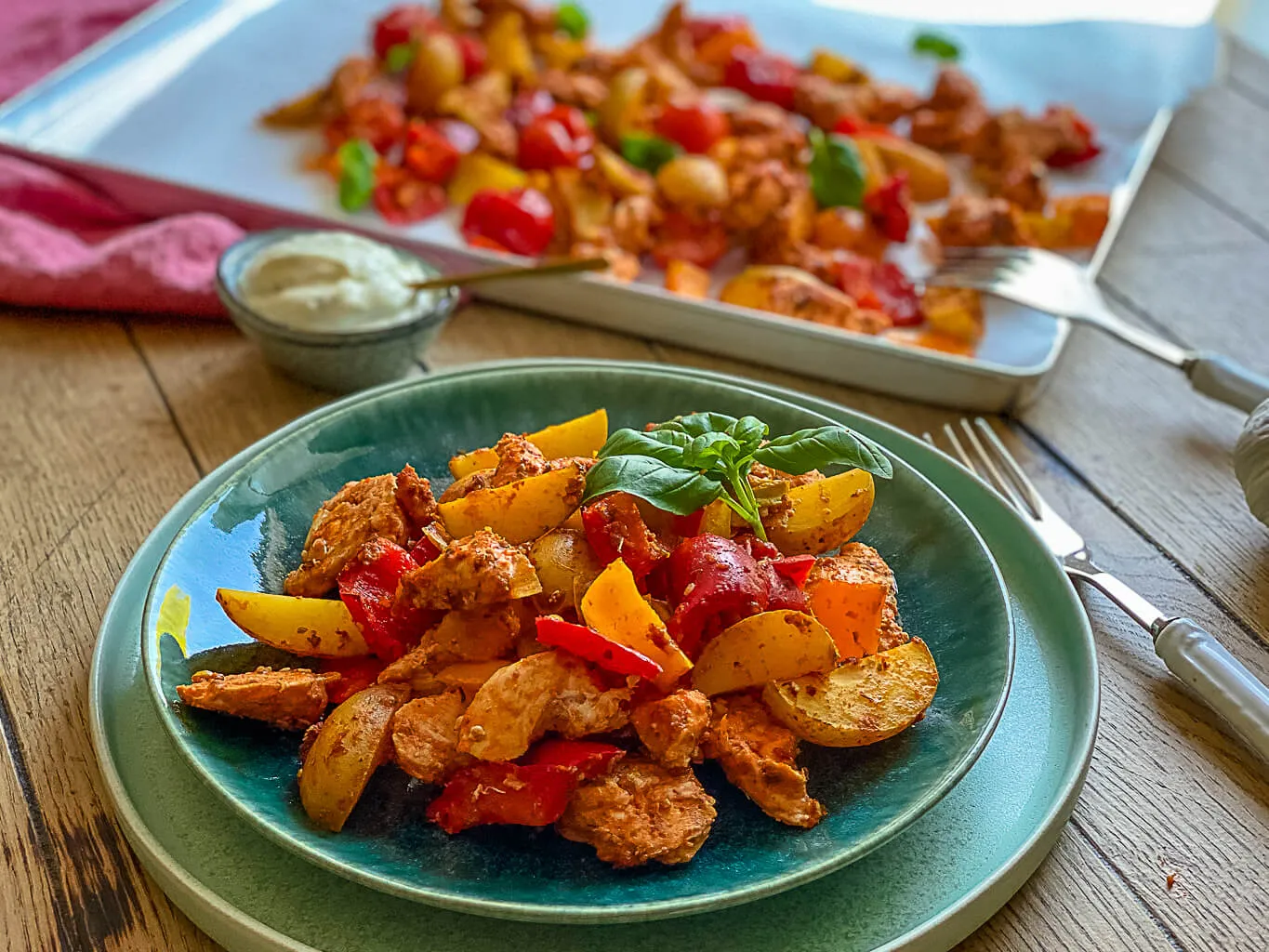 Köstliches Ofengemüse mit Quark und Pesto Hähnchen mit Paprika und Kartoffeln