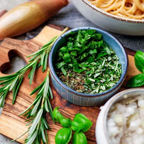 Kräuter für selbstgemachte Tomatensauce