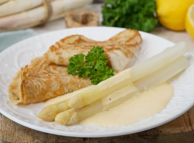 Kräuterpfannkuchen mit frischen Kräutern