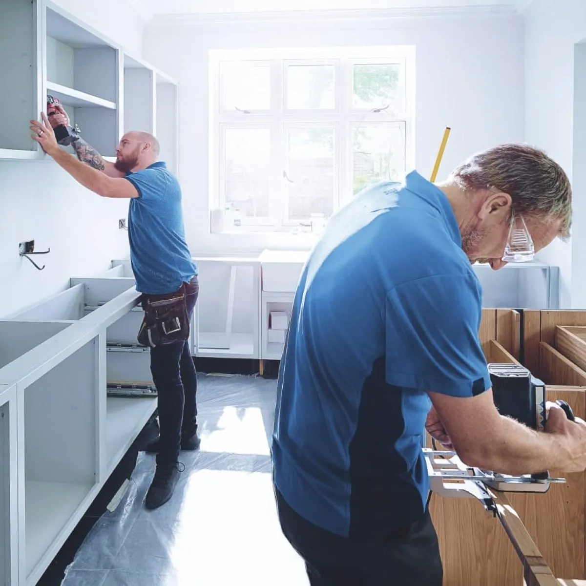Küchenmontage von zwei Montagehelfern