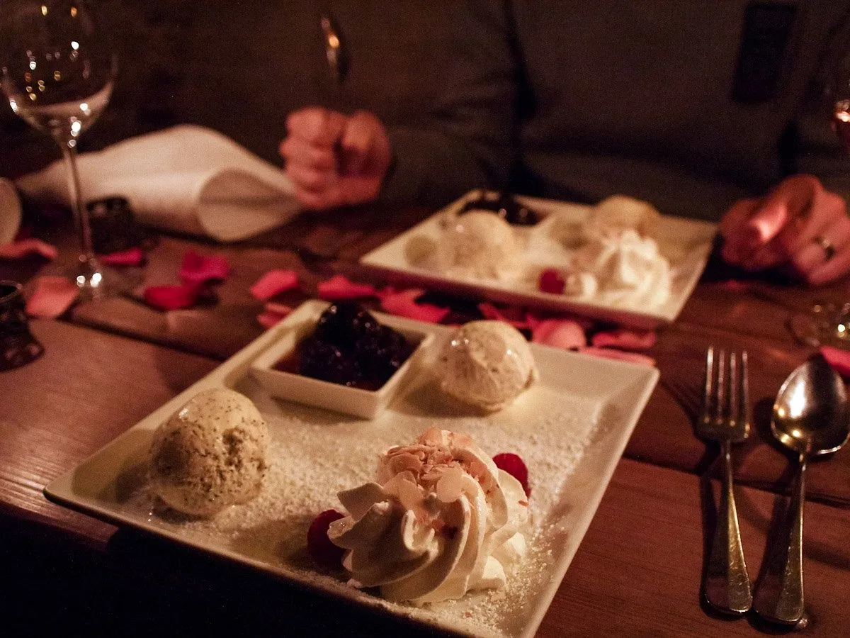 Kürbiscremesuppe verfeinert mit Orange und Ingwer, dazu ein Mini-Kürbiskuchen