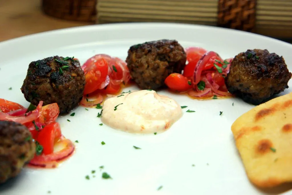 Lammköfte mit leichtem Tomatensalat