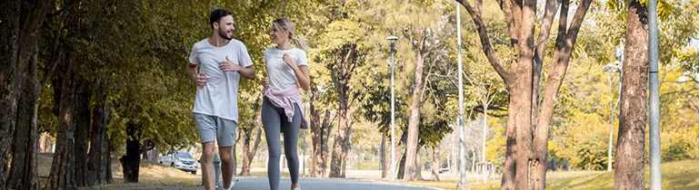 Läufer im Wald beim Joggen
