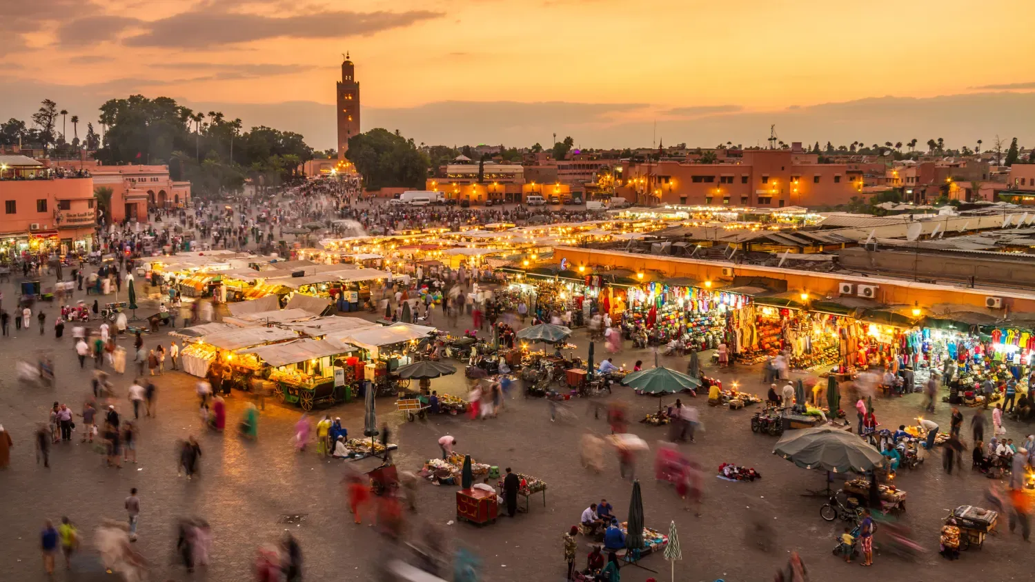 Lebhafter Markt in Marrakesch, Marokko, mit orientalischem Flair