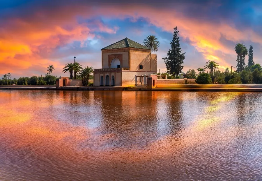 Lebhafter Markt in Marrakesch mit bunten Gewürzen und Teppichen, perfekt für einen günstigen Februarurlaub