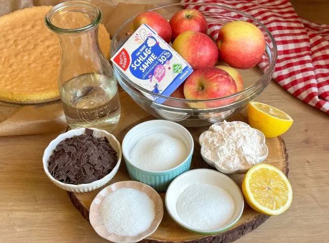 Leckere Schwedische Apfeltorte mit Sahne und Schokoraspeln