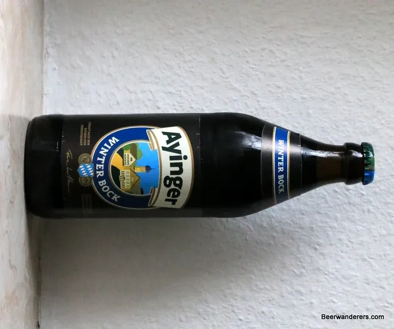 Leere Flasche Ayinger Celebrator nach dem Vergleich