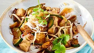 Leichte Glasnudeln mit Tofu, Zucchini, Champignons in Teriyaki-Sauce.
