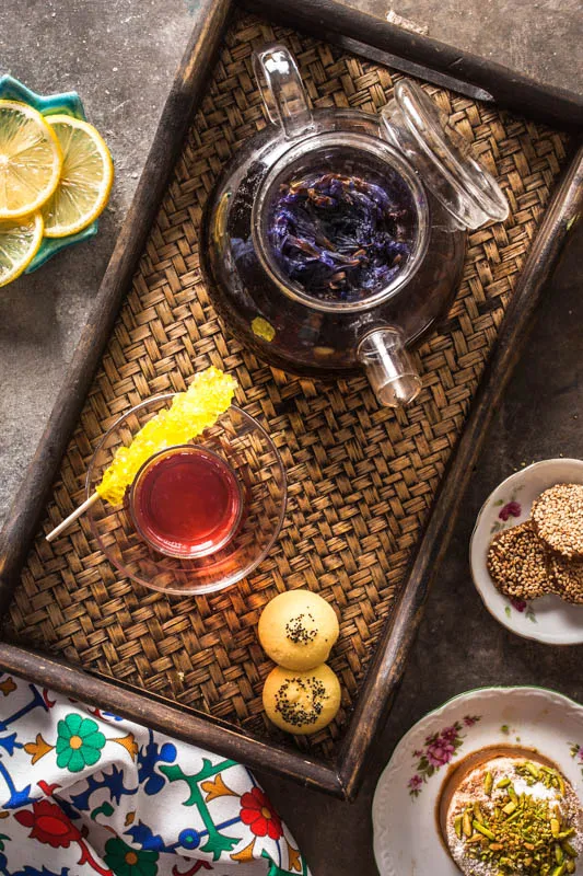 Lila Blüten-Tee (Gol Gavzaban) und ein süßes Dattel-Walnuss-Dessert (Ranginak)