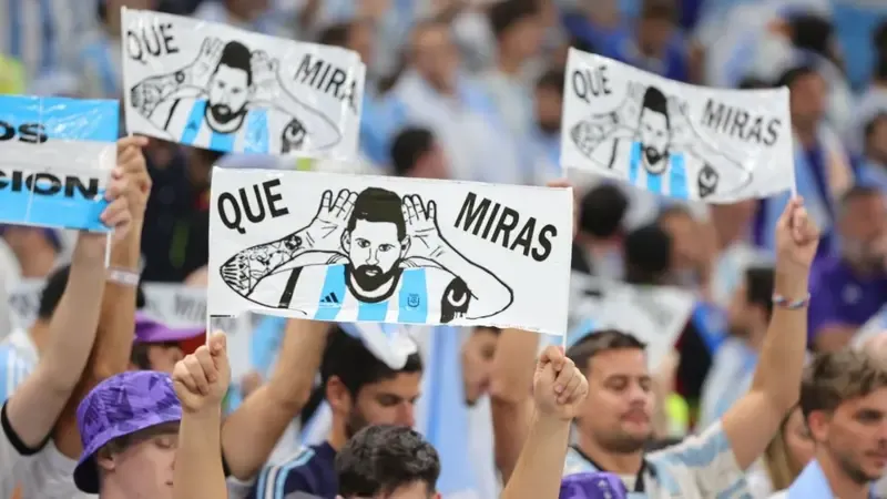 Lionel Messi feiert ein Tor.