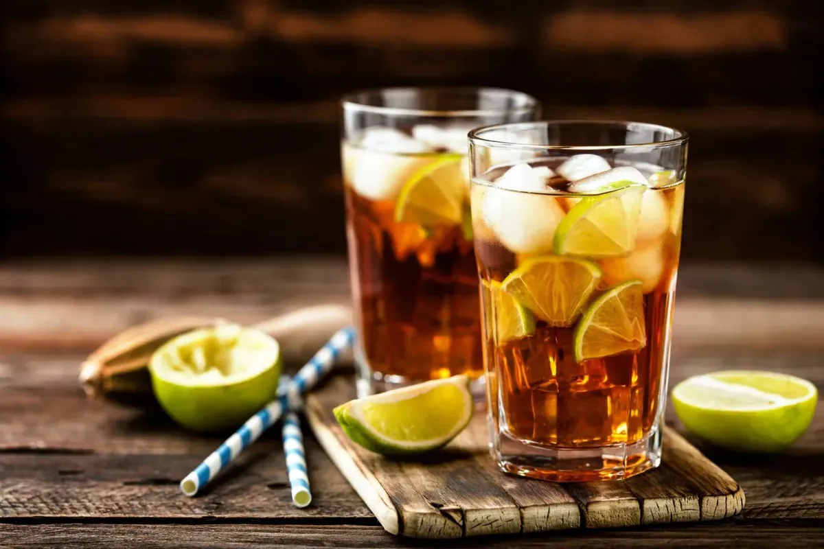 Long Island Iced Tea mit Limetten garniert