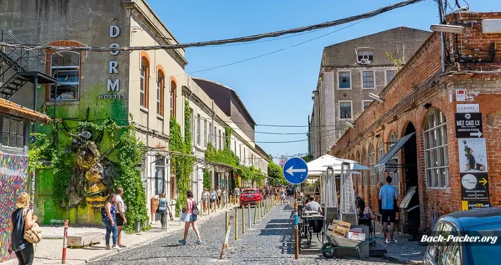 LX Factory, Blick auf das Gelände mit Streetart und Restaurants