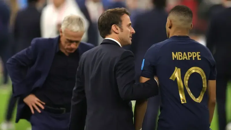 Macron tröstet Mbappé.