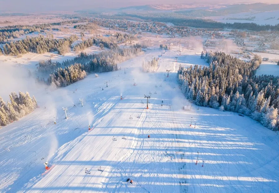 Majestätische Hohe Tatra in Polen mit verschneiten Gipfeln, ein erschwingliches Skiziel im Februar